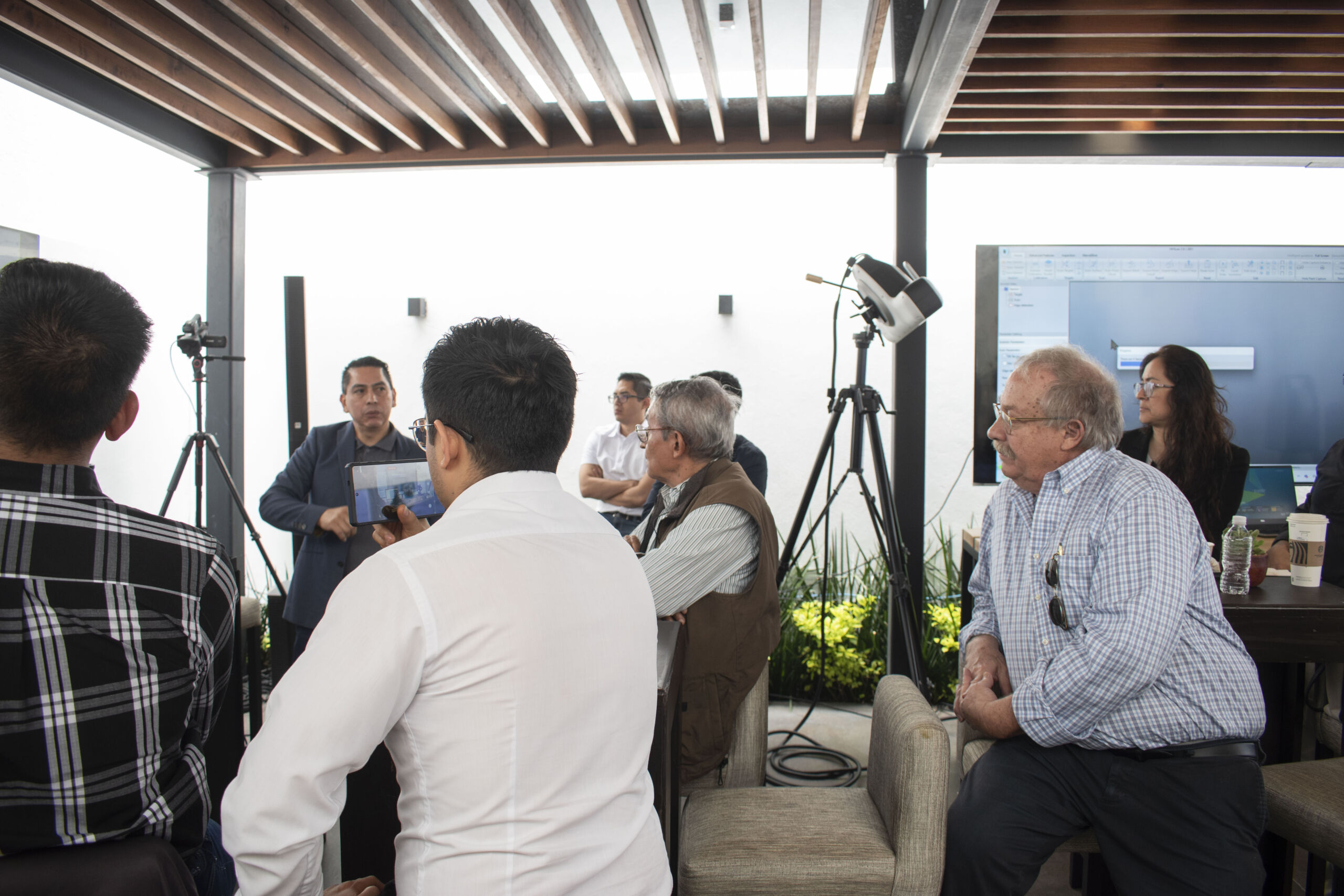 Reuniones B2B entre asistentes y expertos de Hexagon durante el Smart Manufacturing Summit