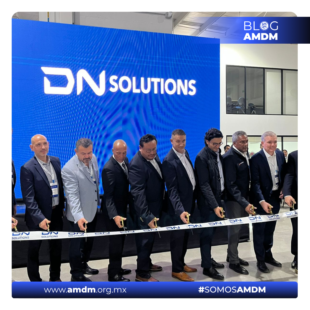 Corte de listón en el Nuevo Centro Técnico Querétaro de DN Solutions, con ejecutivos de la empresa y maquinaria CNC expuesta.